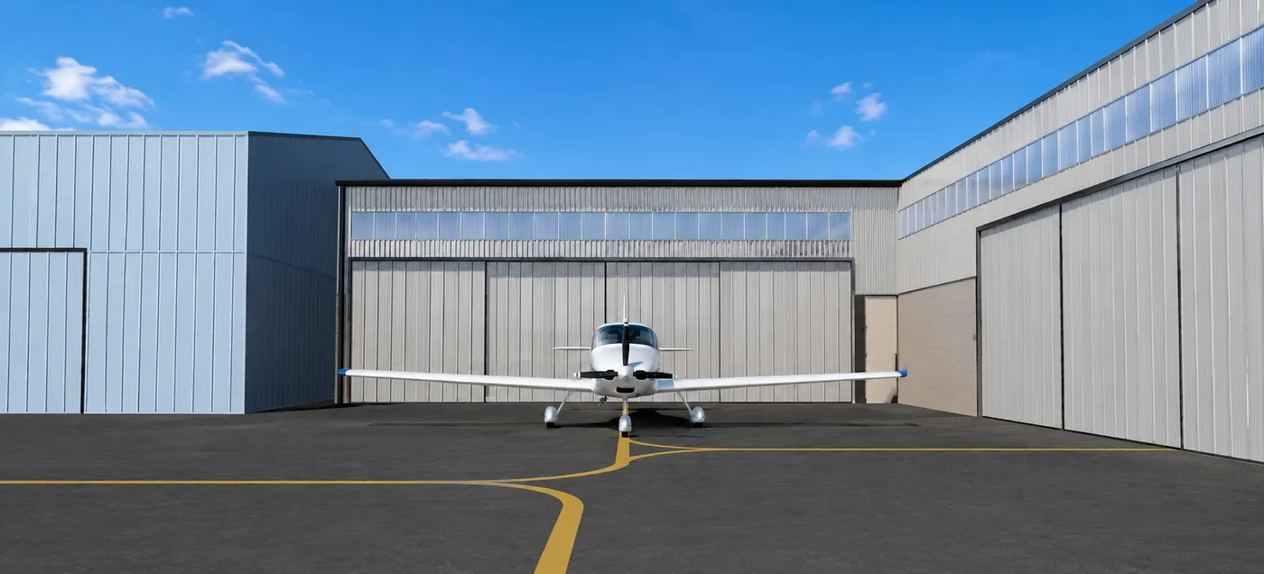 Aéronef léger devant les hangars de l'aérodrome de Toulouse-Lasbordes